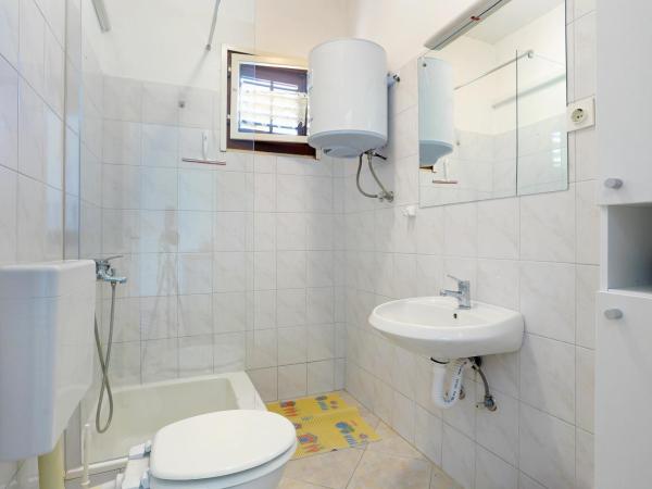 Apartments and rooms by the sea Arbanija, Ciovo - 1125 : photo 4 de la chambre chambre triple avec terrasse