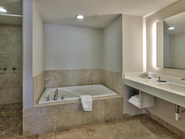 Holiday Inn Express & Suites Albuquerque Historic Old Town, an IHG Hotel : photo 6 de la chambre suite avec 2 lits queen-size et 1 baignoire spa
