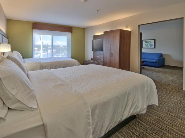 Holiday Inn Express & Suites Albuquerque Historic Old Town, an IHG Hotel : photo 7 de la chambre suite avec 2 lits queen-size et canapé-lit
