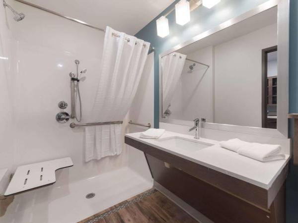 WoodSpring Suites Philadelphia Northeast : photo 4 de la chambre chambre lit queen-size avec douche accessible en fauteuil roulant - adaptée aux personnes à mobilité réduite - non-fumeurs