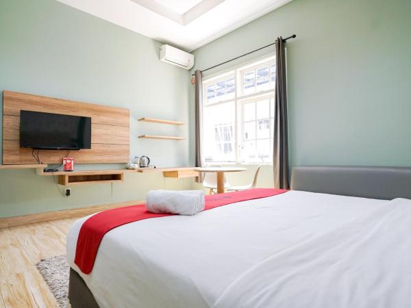 RedDoorz Premium near RS Pondok Indah La Maison : photo 2 de la chambre suite junior