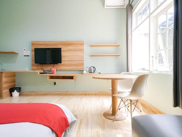 RedDoorz Premium near RS Pondok Indah La Maison : photo 4 de la chambre suite junior