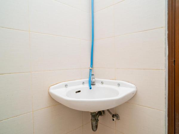 RedDoorz Syariah near Marvel City Mall 2 : photo 4 de la chambre chambre familiale