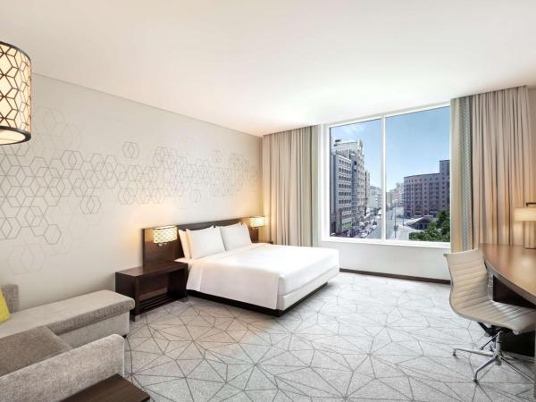 Hyatt Place Dubai Baniyas Square : photo 1 de la chambre chambre lit king-size avec canapé-lit et vue