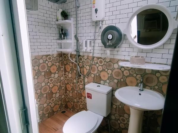 Ruenthip Homestay : photo 7 de la chambre chambre lit king-size - vue sur piscine