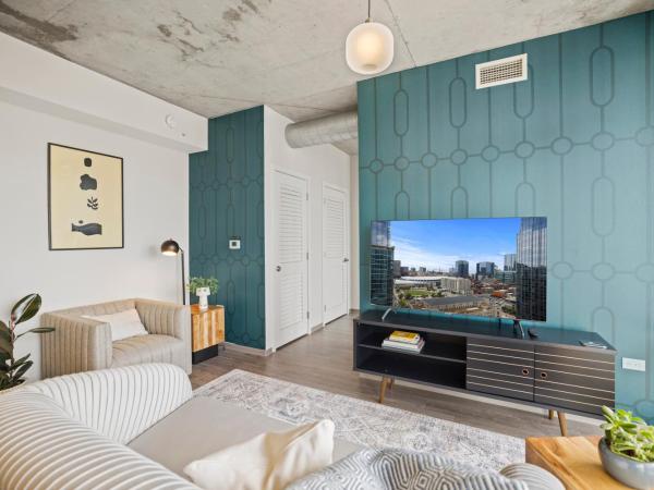 Placemakr Premier SoBro : photo 4 de la chambre studio accessible aux personnes à mobilité réduite avec vue sur la ville