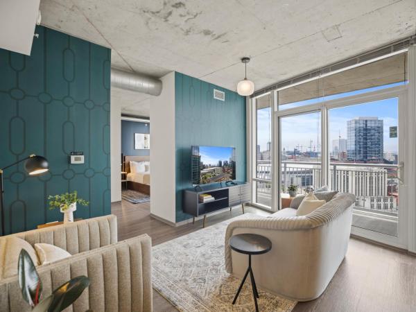 Placemakr Premier SoBro : photo 2 de la chambre studio accessible aux personnes à mobilité réduite avec vue sur la ville