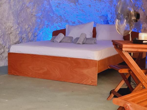 Anassa Real Cave 8 : photo 6 de la chambre bungalow standard avec ventilateur