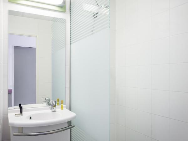 Greet Hotel Evreux Centre - Route de Normandie by Accor : photo 5 de la chambre chambre pure avec 1 lit double et 1 canapé-lit convertible pour 1 personne