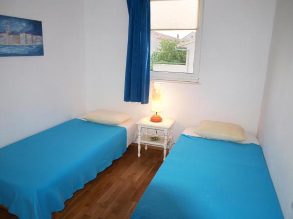 Apartments and rooms by the sea Vodice - 6182 : photo 6 de la chambre appartement 2 chambres avec balcon et vue sur la mer