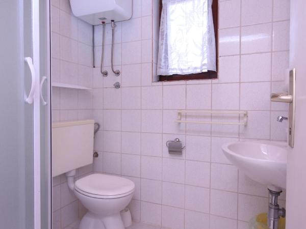 Apartments and rooms by the sea Vodice - 6182 : photo 4 de la chambre studio avec balcon et vue sur la mer