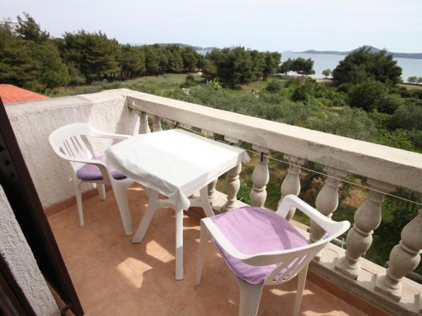 Apartments and rooms by the sea Vodice - 6182 : photo 9 de la chambre studio avec balcon et vue sur la mer