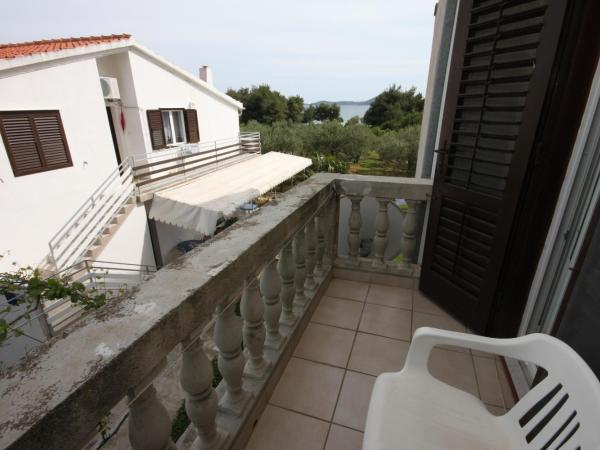 Apartments and rooms by the sea Vodice - 6182 : photo 7 de la chambre studio avec balcon et vue sur la mer