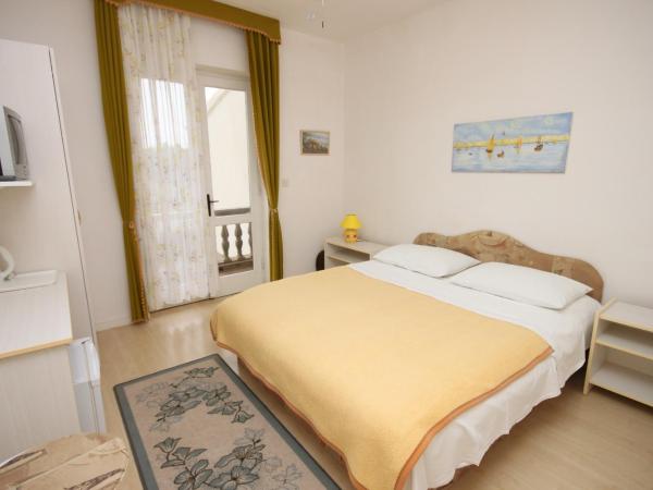 Apartments and rooms by the sea Vodice - 6182 : photo 1 de la chambre chambre double avec balcon - vue sur mer