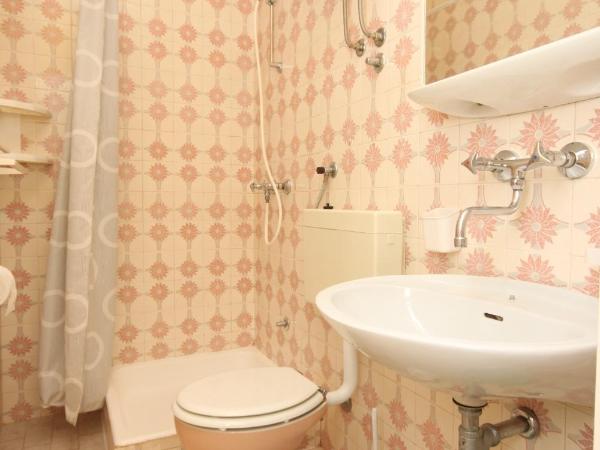 Apartments and rooms by the sea Vodice - 6182 : photo 3 de la chambre chambre double avec balcon - vue sur mer