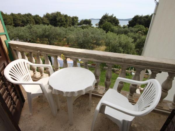 Apartments and rooms by the sea Vodice - 6182 : photo 4 de la chambre chambre double avec balcon - vue sur mer