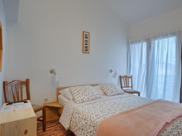 Rooms with a parking space Premantura, Medulin - 7463 : photo 1 de la chambre chambre double avec balcon - vue sur mer