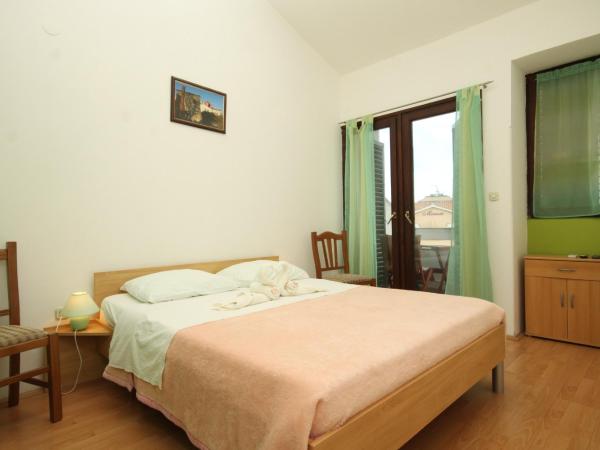 Rooms with a parking space Premantura, Medulin - 7463 : photo 1 de la chambre chambre double avec balcon - vue sur mer