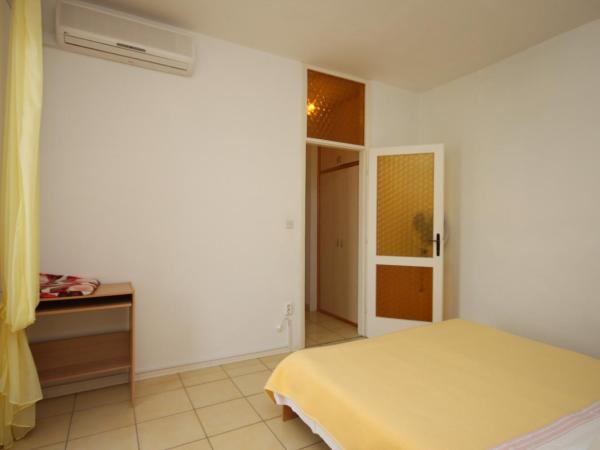 Apartments and rooms by the sea Vodice - 6182 : photo 3 de la chambre studio avec balcon et vue sur la mer