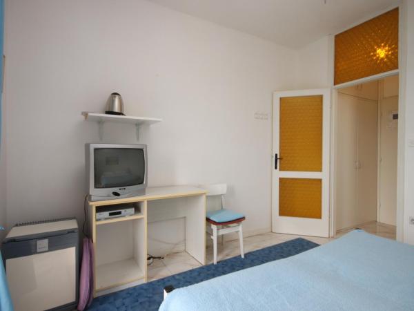 Apartments and rooms by the sea Vodice - 6182 : photo 2 de la chambre chambre double avec balcon - vue sur mer