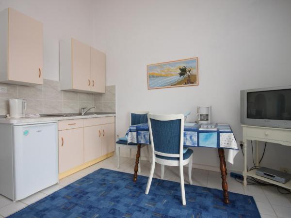 Apartments and rooms by the sea Vodice - 6182 : photo 8 de la chambre studio avec balcon et vue sur la mer