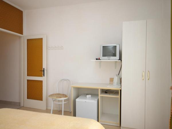 Apartments and rooms by the sea Vodice - 6182 : photo 2 de la chambre chambre double avec balcon - vue sur mer