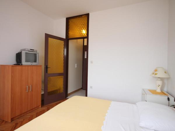 Apartments and rooms by the sea Vodice - 6182 : photo 2 de la chambre chambre double avec balcon - vue sur mer