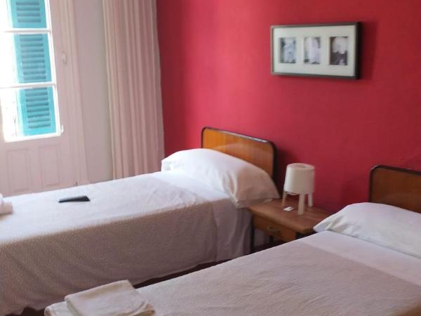 Pensión Manoli : photo 8 de la chambre chambre lits jumeaux standard avec salle de bains commune
