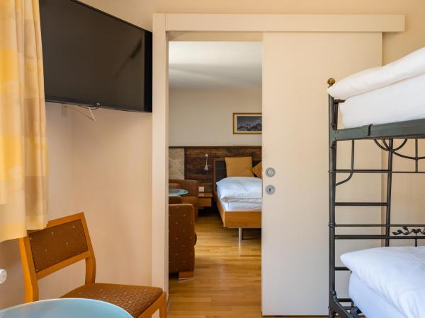 Hotel Pollux : photo 3 de la chambre chambre familiale (2 adultes et 2 enfants)