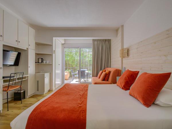 Le Cottage - Hotel & Spa : photo 4 de la chambre chambre double privilège avec canapé et terrasse (2 adultes + 2 enfants)