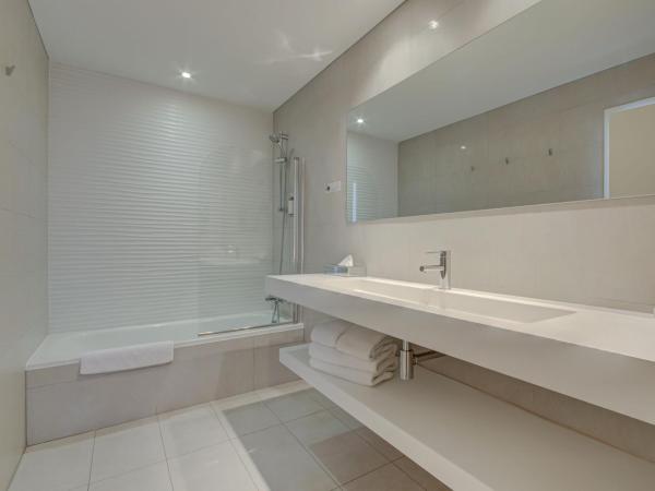 Le Cottage - Hotel & Spa : photo 10 de la chambre chambre double premium avec canapé et terrasse (2 adultes + 2 enfants) - accès spa inclus