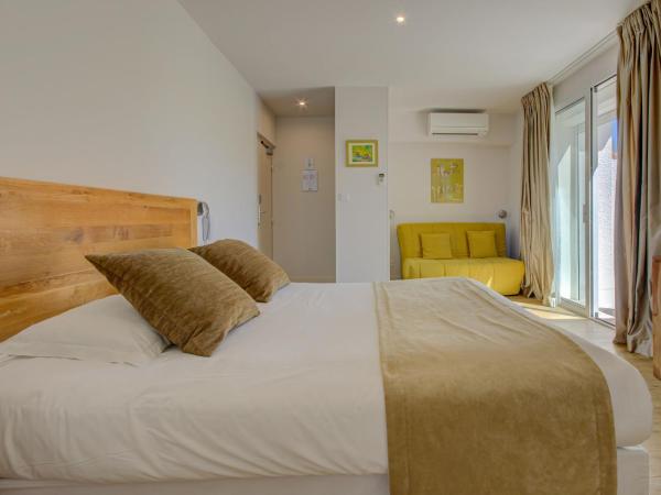 Le Cottage - Hotel & Spa : photo 9 de la chambre chambre double premium avec canapé et terrasse (2 adultes + 2 enfants) - accès spa inclus