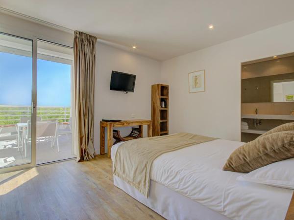 Le Cottage - Hotel & Spa : photo 8 de la chambre chambre double premium avec canapé et terrasse (2 adultes + 2 enfants) - accès spa inclus