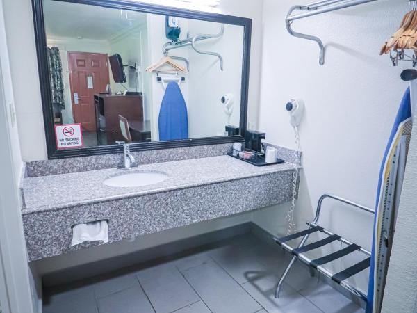 Rodeway Inn San Antonio Lackland AFB - SeaWorld : photo 8 de la chambre chambre lit king-size - non-fumeurs