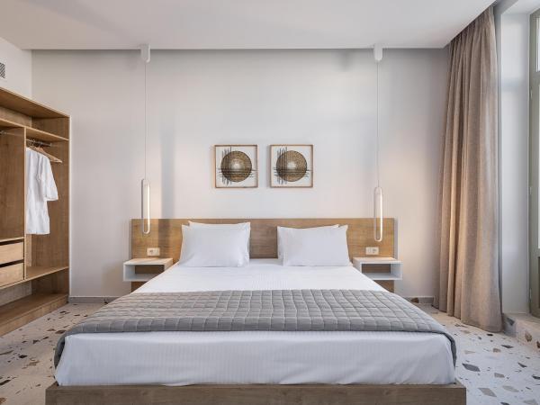 Cretan Berry Kondylaki : photo 1 de la chambre suite lit king-size avec balcon