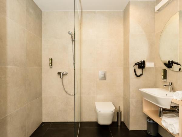 Sleep in Hostel & Apartments Stary Rynek : photo 2 de la chambre chambre deluxe double ou lits jumeaux