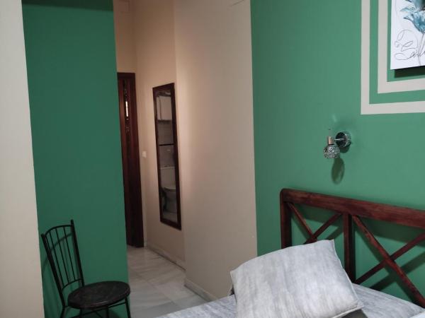 Hostal Puerta Carmona : photo 10 de la chambre chambre lits jumeaux