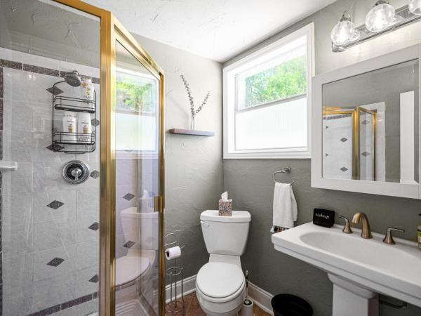 Dallas Oak Lawn Oasis w/ Private Pool, Hot Tub : photo 2 de la chambre maison 2 chambres