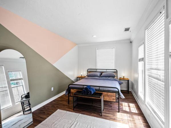 Dallas Oak Lawn Oasis w/ Private Pool, Hot Tub : photo 3 de la chambre maison 2 chambres