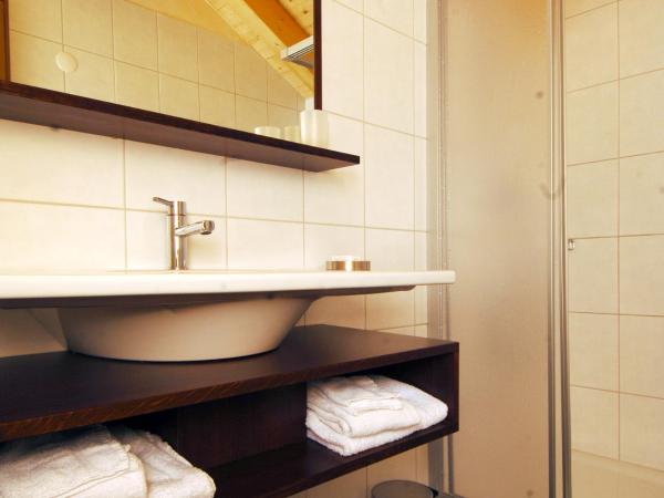 Hotel Viktoria-Leukerbad-Therme : photo 3 de la chambre chambre double avec balcon, accès au spa et au téléphérique