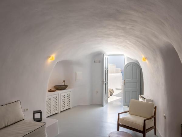 Oia Spirit Boutique Residences : photo 3 de la chambre suite avec petite piscine extérieure et terrasse - vue sur caldeira