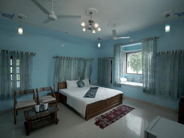 Devendragarh Palace - Luxury Paying Guest House : photo 5 de la chambre suite avec vue sur lac 