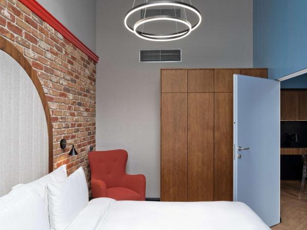 Radisson RED Gdansk, Wyspa Spichrzów : photo 4 de la chambre studio apartment with kitchenette and river view 