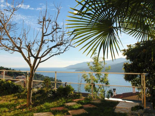 Apartments and rooms with parking space Rabac, Labin - 12368 : photo 6 de la chambre studio avec terrasse et vue sur la mer