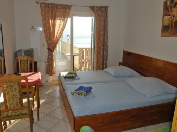 Apartments and rooms by the sea Stanici, Omis - 14782 : photo 1 de la chambre chambre double avec balcon - vue sur mer