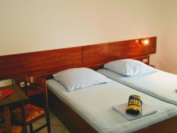 Apartments and rooms by the sea Stanici, Omis - 14782 : photo 1 de la chambre chambre double avec balcon