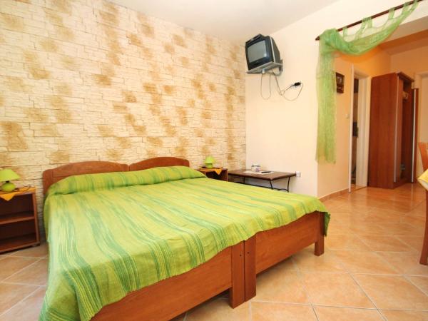 Apartments and rooms with a swimming pool Novalja, Pag - 9334 : photo 2 de la chambre studio avec terrasse