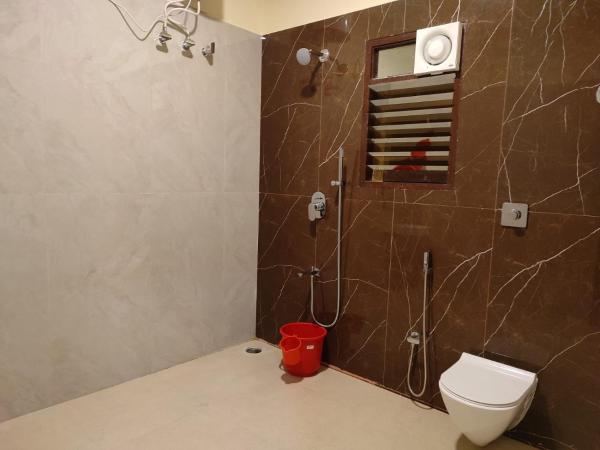 Sugam Resort & Convention Centre : photo 8 de la chambre suite avec balcon