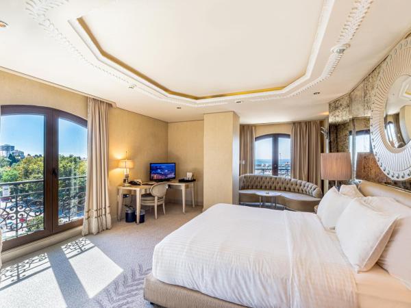 Wyndham Grand Istanbul Kalamış Marina Hotel : photo 2 de la chambre chambre d'angle lit king-size - vue sur mer