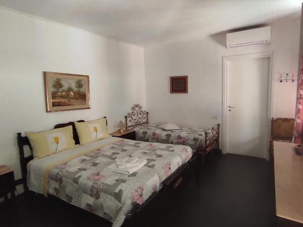 Casa MaMa : photo 5 de la chambre chambre triple avec salle de bains privative séparée